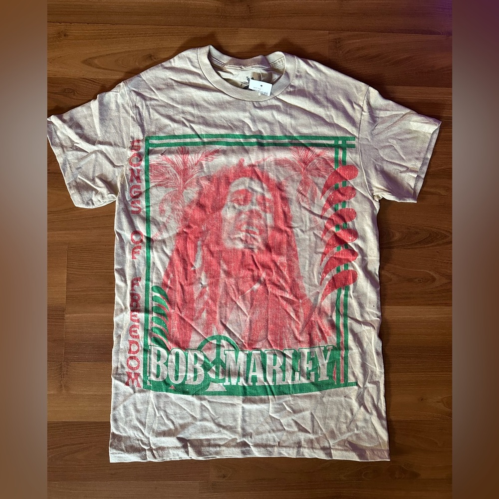 Hot Topic Cream Bob Marley Graphic Tee with Red & Green Print